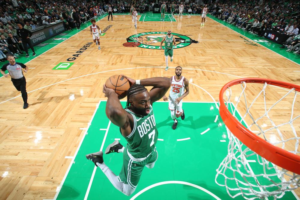 炮兵意外不敌铁锤帮 维拉力挫蓝军.