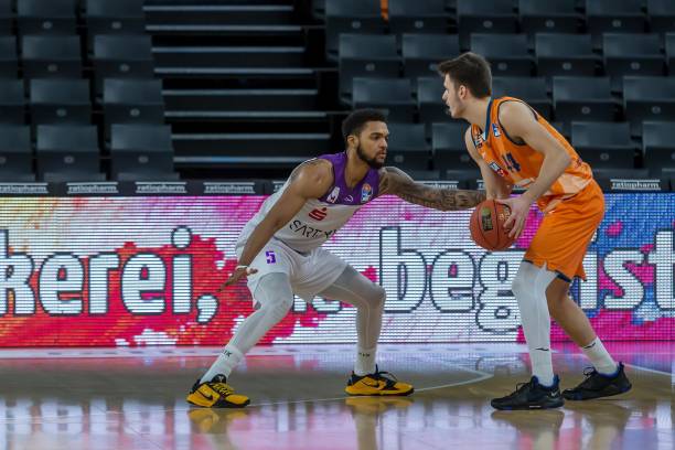 17岁241天！亚马尔再创纪录 成欧冠改制后单场传射最年轻球员