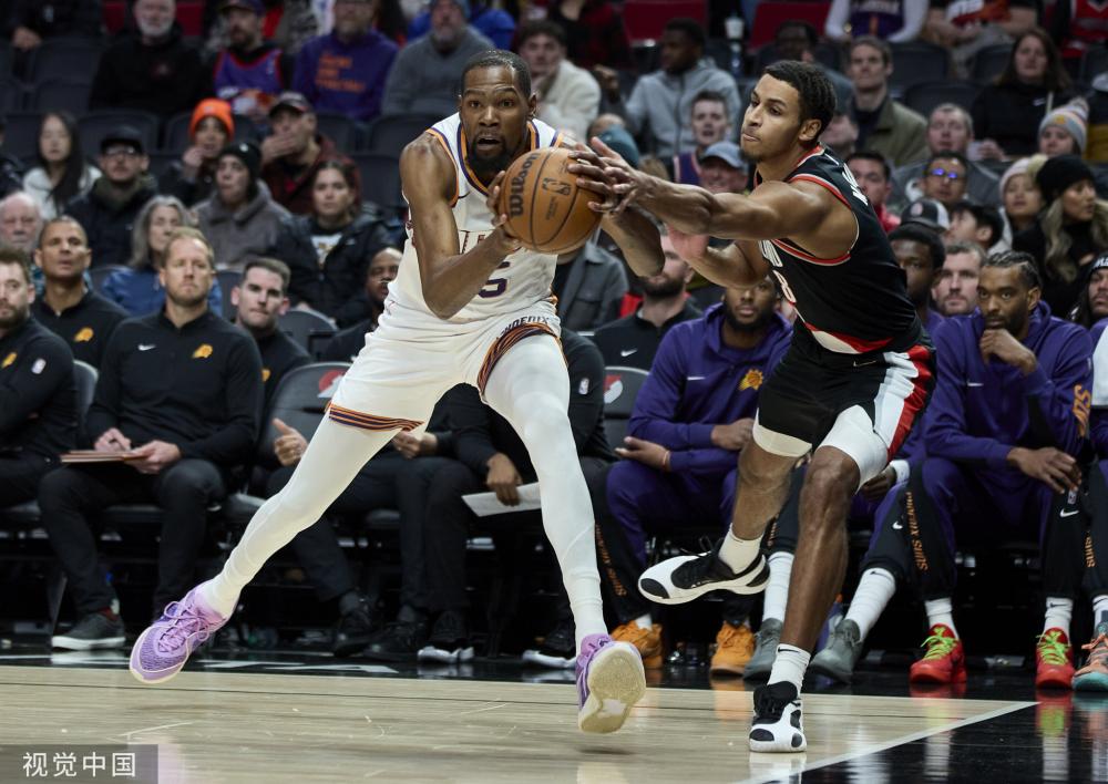 时光流转，西班牙在对阵荷兰的比赛中使用年世界杯复刻用球.