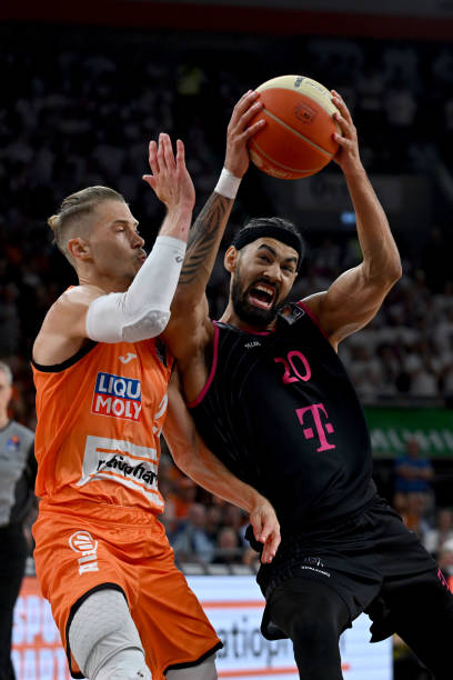 时光流转，西班牙在对阵荷兰的比赛中使用年世界杯复刻用球.